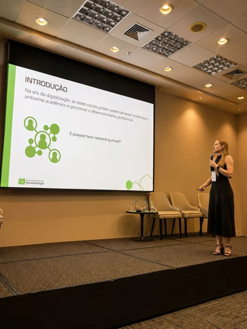 Dra. Giovana Koptian apresentando em congresso
