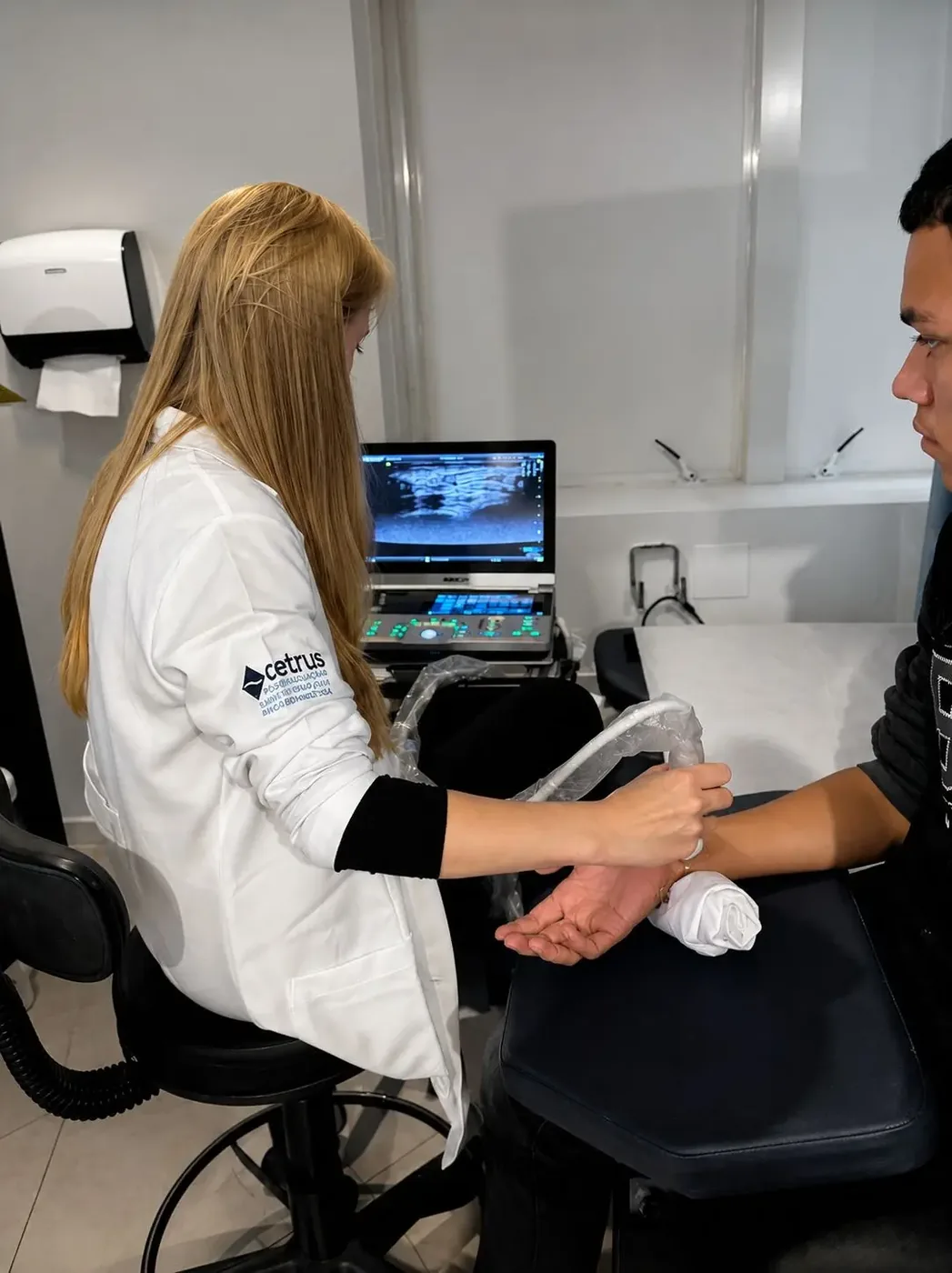 Dra. Giovana Koptian realizando ultrassom